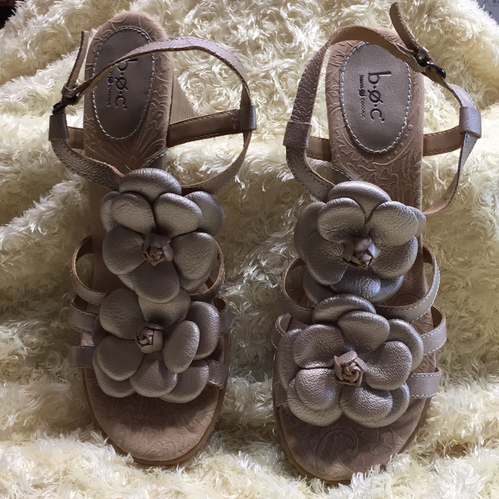 Sz 9.5 sandal, b.o.c. comfort and super style!